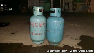 高樓丟下兩個液化氣罐