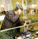 葩男酒后為尋求刺激搶金店被捕