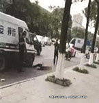 持磚追砸運(yùn)鈔車 押運(yùn)員開槍射擊