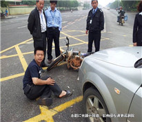 小伙碰瓷索賠未成，報(bào)警后反被起訴