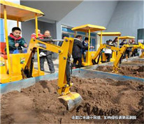 3歲孩子開挖掘機上路，爸爸被拘留