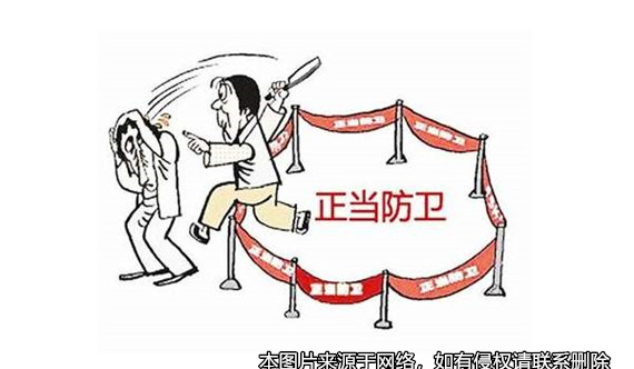 惡漢強闖鄰居家門，鄰居一家正當防衛