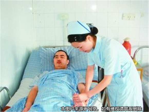 丈夫變成植物人，迫于家人壓力妻子起訴離婚