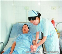 丈夫變成植物人，迫于家人壓力妻子起訴離婚