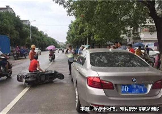 女子被下出租車的乘客開門撞到，其損失應(yīng)當(dāng)由誰賠償？