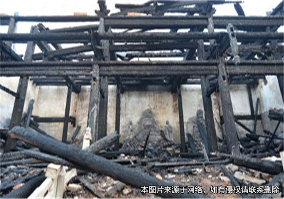 房屋被不明火星引燃而燒毀，業主起訴樓上住戶和物業公司索賠償