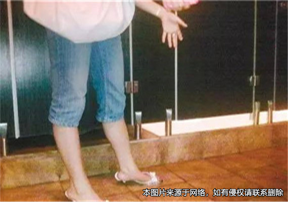 高三男生因偷拍女廁被抓，回家后跳樓自殺，父母向學校索賠200萬元