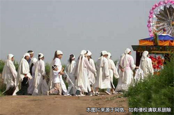 老人去世后保姆欲依遺囑繼承四套房屋，法院判決只能獲得一套