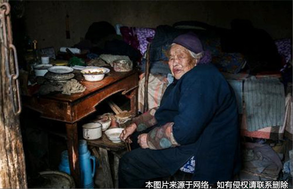 獨(dú)居老人將房送給水果攤攤主后，老人家屬發(fā)聲