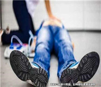 工地工人在工地上猝死后，家屬以工傷為由向包工頭索賠？