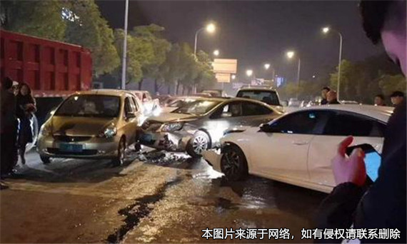 司機肇事后逃逸，導致被撞的路人二次被撞后身亡