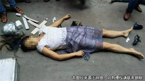 小伙跳樓后砸死祖孫二人，其父母被訴后賠償兩套房屋
