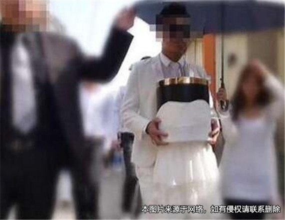 男子替去世的女友照顧其父母多年，老人因車禍去世后男子獲賠