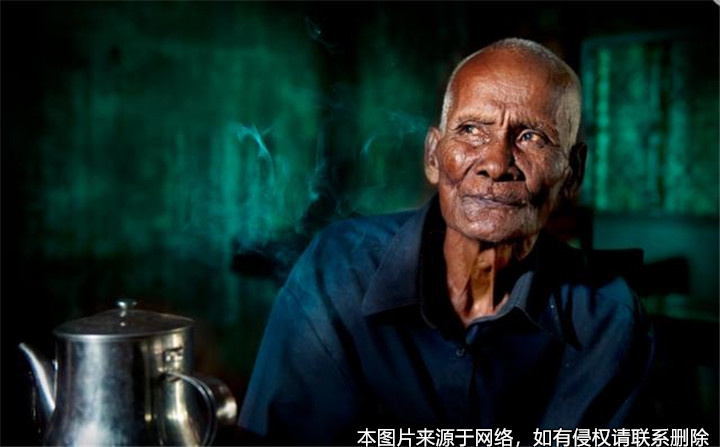 八旬老人與小保姆相戀后分手，被索賠償20萬元