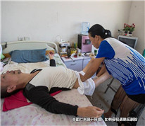 籃球場上嬉戲打鬧導致一人高位截癱，法院判賠200多萬