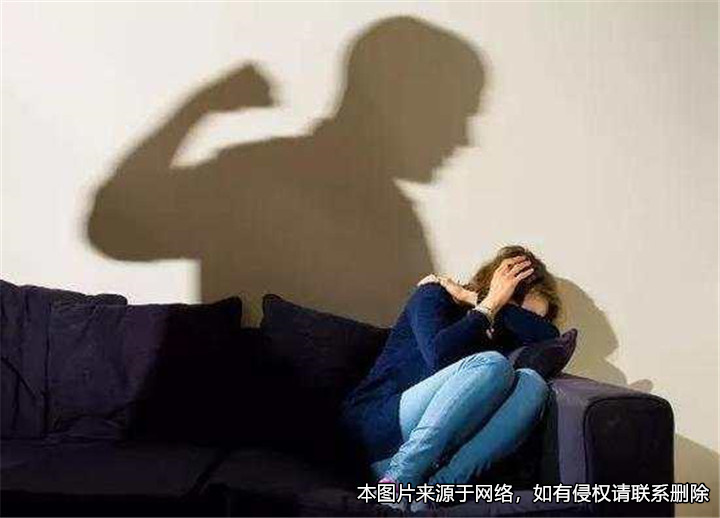 離婚一年多后，女子以受家暴為由起訴前夫索要精神損失費(fèi)