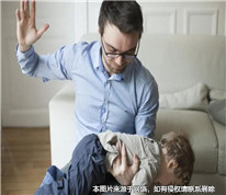 丈夫經常對孩子家暴，妻子起訴離婚