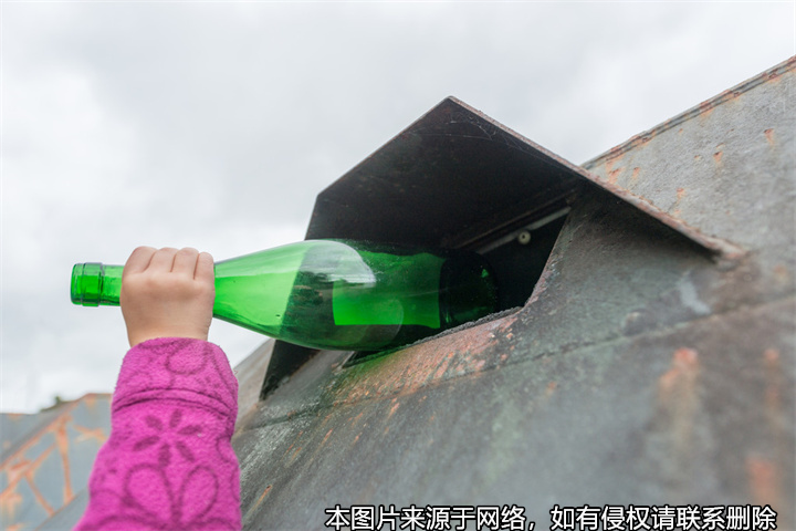 因情緒失控往樓下丟玻璃瓶，男子被判高空拋物罪